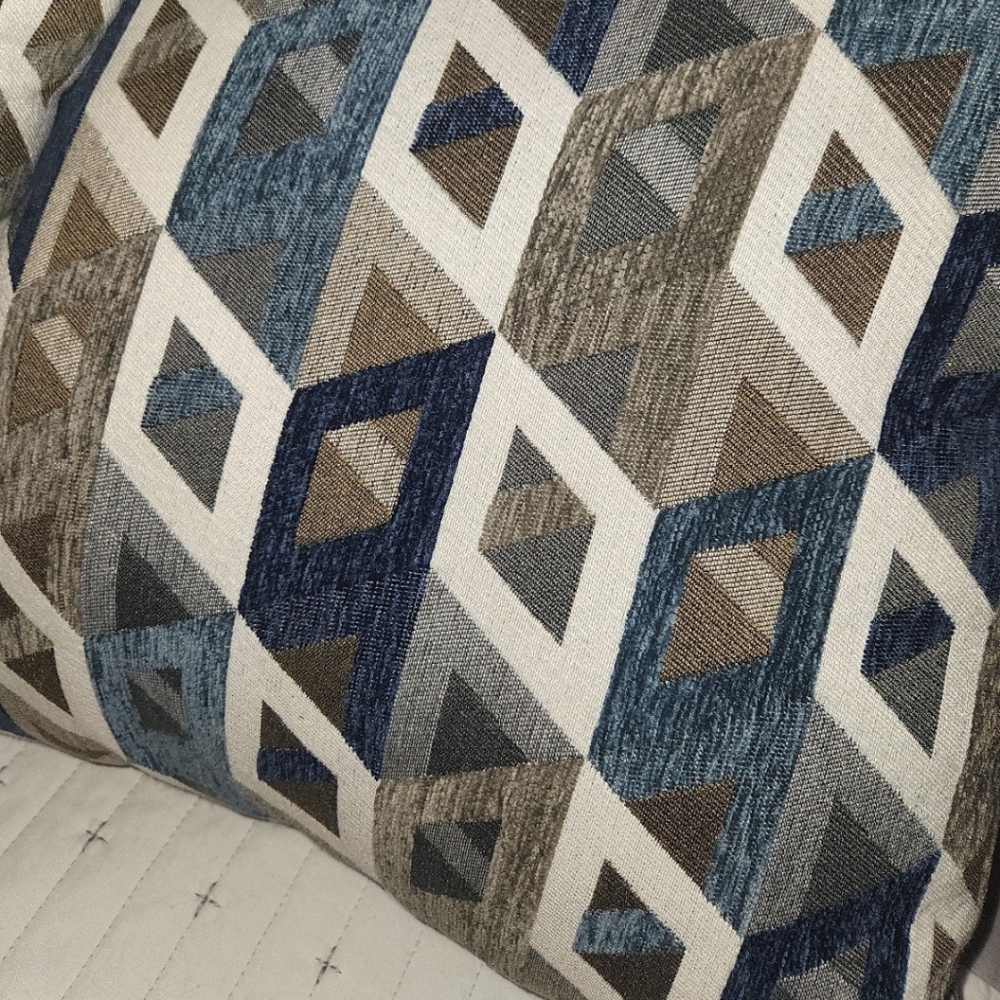 Throw pillows - Picture 3 of 3